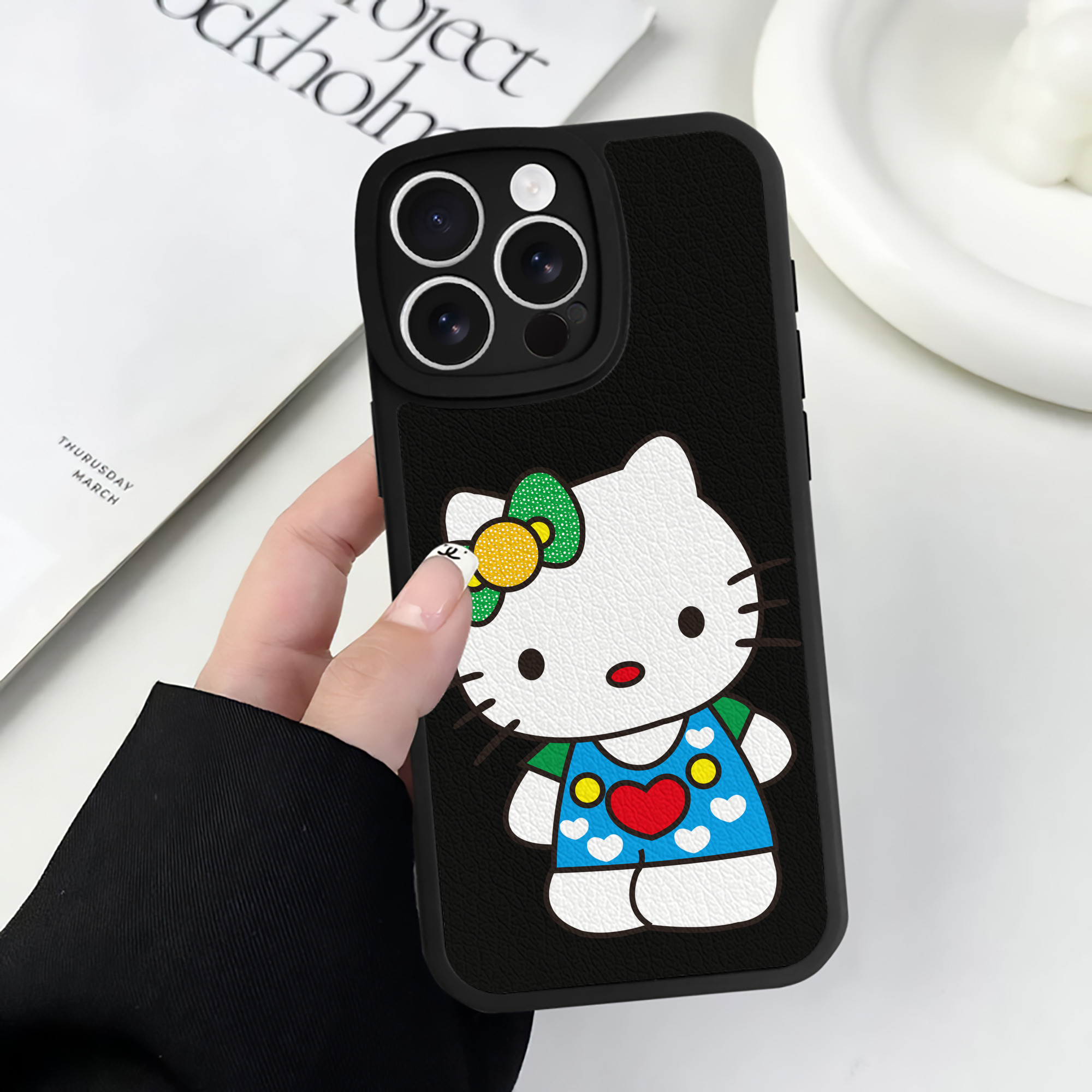 （画像用） Hello Kitty ハローキティ 【iPhone 16シリーズ対応】シリコンスマホケース（レザー調） 材質：シリコン